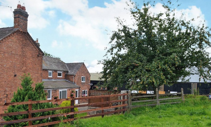 Malpas Cottage | 1 bedroom accommodation in Willington, near Whitchurch