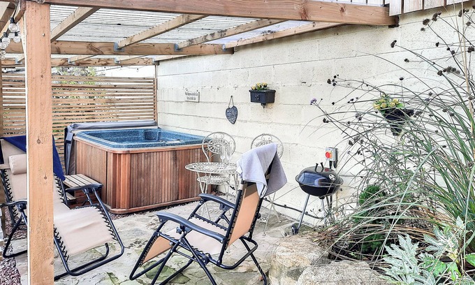 Great Hatfield Cottage | 1 bedroom accommodation in Great Hatfield, near Hornsea