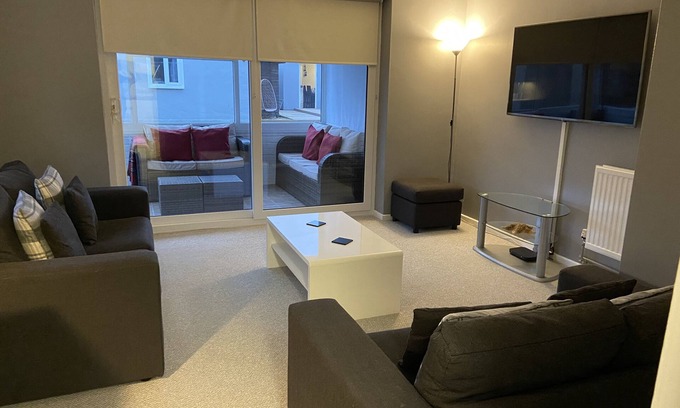 Hythe Apartment | 1-bedroom Apartment Sleeps 4, Parking