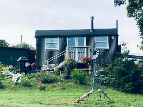 Camelford House | 1 Bedroom Cabin Sleeps 2 Private Garden WiFi