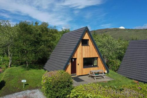 West Laroch Ski Chalet | 1 Bedroom Cabin with Mountain & Loch Views - Quiet Location between Glencoe & Ben Nevis