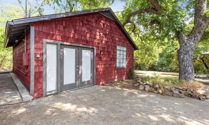 Irving House | 1 Bedroom Guest House 5 miles from Downtown Dallas!