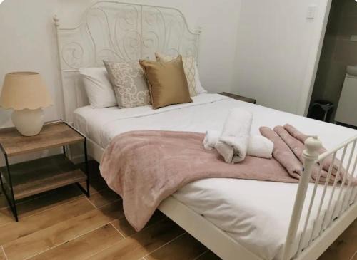 Hornsby House | 1 bedroom guesthouse close 2Train&Westfield