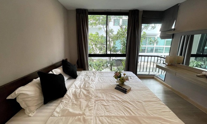 Phra Khanong Nuea Condo | 1 BIG BR | Near BTS Ekkamai | Sky Pool & Gym