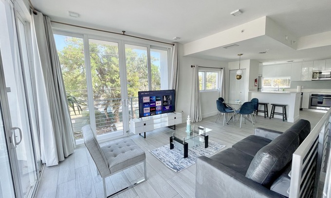 North Beach House | *1 Block From Beach* Private Hot Tub* Rooftop Terrace*
