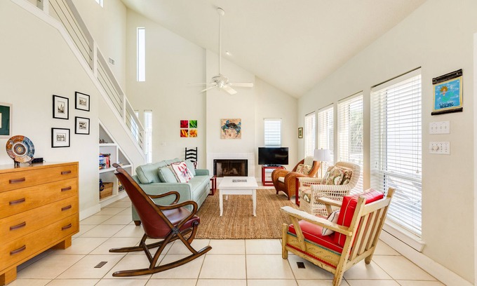 Pirates Beach House | 1 block to Beach! Private Home w/2 decks, Open Plan & Comfortable Furnishings