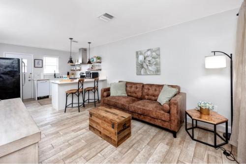 New Port Richey House | 1 Block to Downtown - 7 min to beach - King bed & Free parking