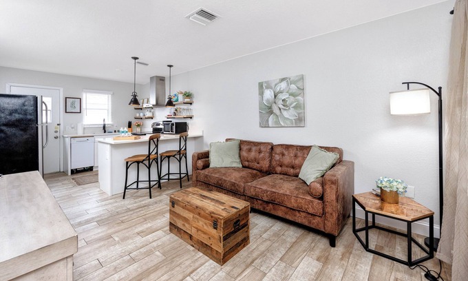 New Port Richey House | 1 block to dwnt/7min beach/king bed/Free parking