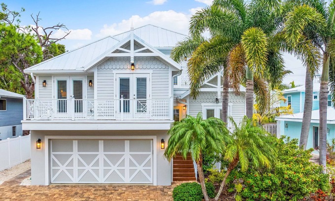 Holmes Beach House | 1 Block to the Beach - LARGE Private Pool - Newly Renovated 6 Bdrm Luxury House