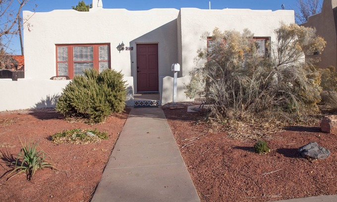 Nob Hill House | 1 block to UNM and Nob Hill