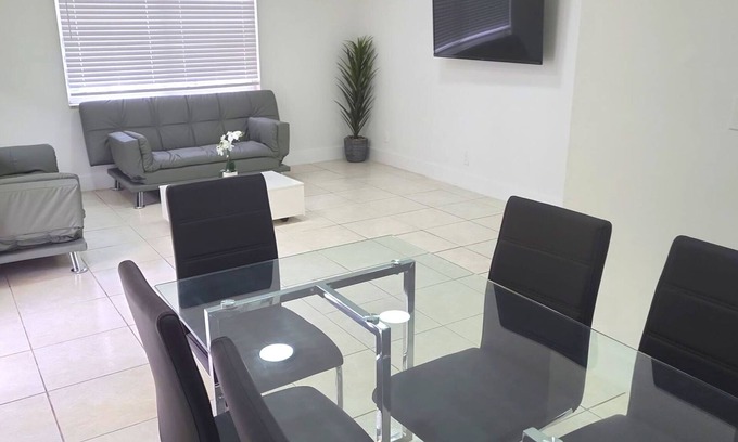Sailboat Bend Apartment | 1 BR Unit in a Great Location, Walking Distance To Las Olas Blvd. Near Beach