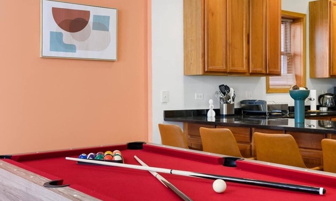 Wicker Park Apartment | 1 Free Parking, Sleeps 10