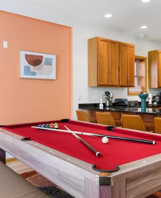 Wicker Park Apartment | 1 Free Parking Sleeps 10