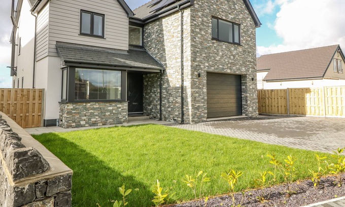 Dwyran Cottage | 1 GWEL Y GOEDWIG, family friendly, with open fire in Newborough