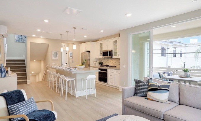 Central Mission Beach House | 1 House to Beach * Rare 3 Level Corner Townhouse * EV Charger