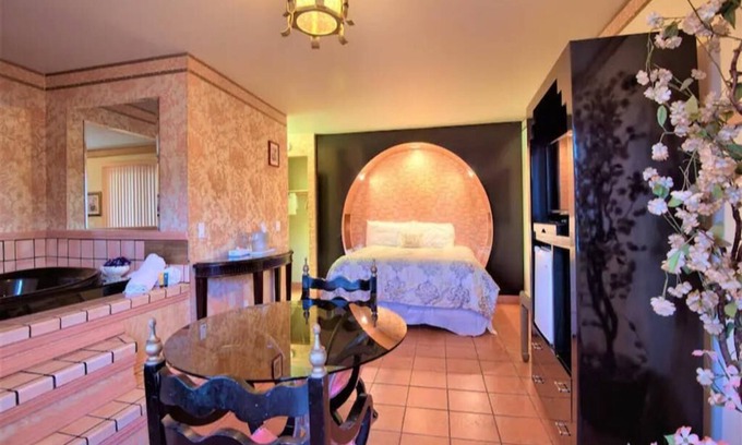 Yucca Valley Hotel | 1 King Bed Jetted Tub Non-Smoking(Theme2 -Persian ,Roman, or Oriental Theme)