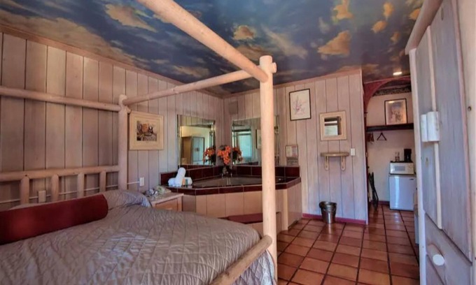 Yucca Valley Hotel | 1 King Bed Jetted Tub Non-Smoking(Theme3 - Swimmers Paradise or Tahiti)