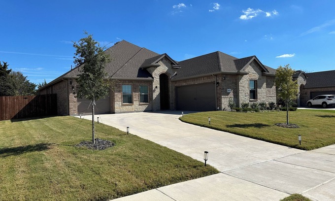 Midlothian House | 1 Level Almost Brand New 3-bed in Midlothian. Secure/Safe Neighborhood!