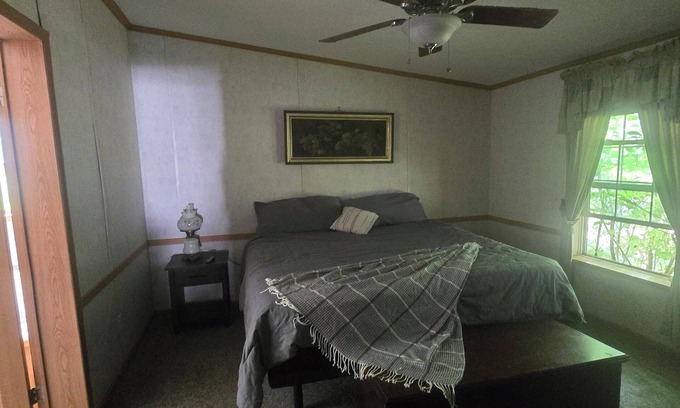 Castleton House | 1 Level easy access 3-BR Home in Historic Castleton close to travel destinations