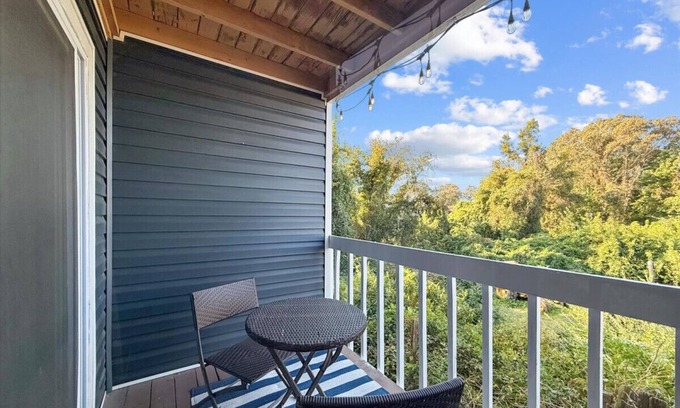 Northeast Virginia Beach Apartment | 1 mi from beach | 2 min from trails | Wifi | Desk