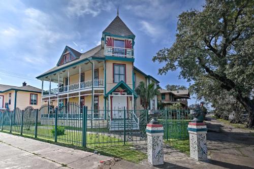 Galveston House | 1 Mi to Beach Group-Friendly Galveston Home!