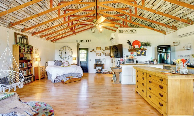 Eureka Springs Apartment | 1 Mi to Downtown Eureka Springs: Studio Retreat