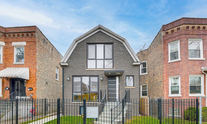 Chicago Apartment | 1 Mi to Garfield Park Conservatory: Modern Apt!