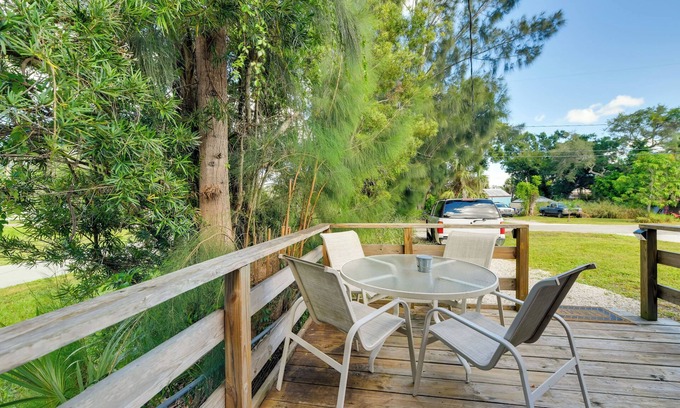 Laurel Apartment | < 1 Mi to Nokomis Beach: Tranquil Couple’s Retreat