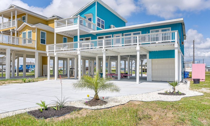 Surfside Beach Apartment | 1 Mi to Ocean: Colorful Freeport Beach Rental!