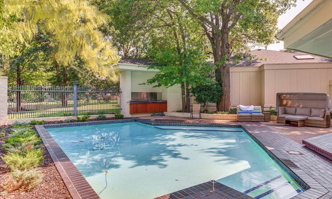 Norman House | 1 Mi to OU! Group Getaway w/Game Room, Pool