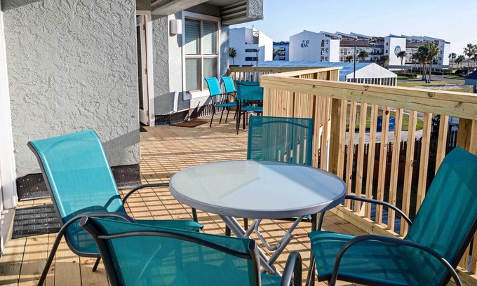 Port Aransas Condo | 1 Mi to Port Aransas Beach: Condo w/Pool Access