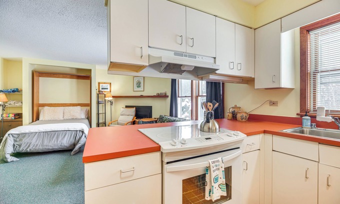 Stowe Area Apartment | ~ 1 Mi to Stowe Slopes: Cozy Studio w/Fireplace