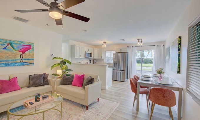 Dunedin Condo | 1 Mile To Honeymoon Island 2 King Beds Free Beach Pass Beach Essentials Provided
