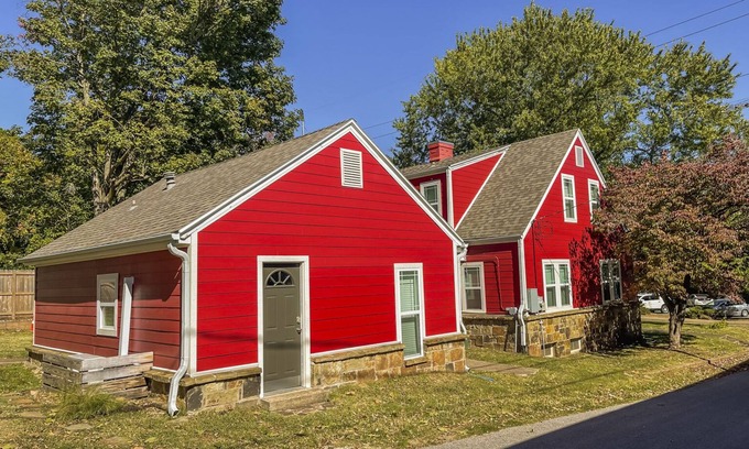 Fayetteville Cottage | 1 Minute Walk to Dickson
