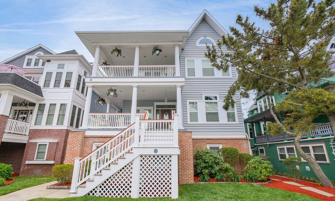North End House | 1 OF A KIND, SPACIOUS 6+ large bedrooms/5 baths, 3 Floors, ELEVATOR, sleeps 26!