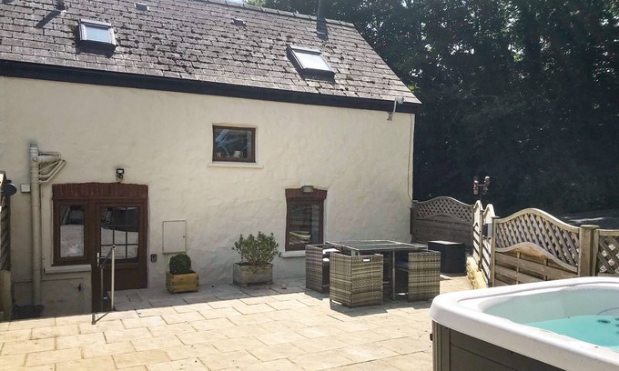 Haverfordwest House | 1 THE BARN, pet friendly, with hot tub in Haverfordwest