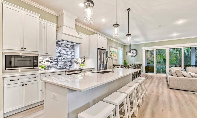Folly Field House | #1 voted best house for big groups, pool, private putting green, EV Charger, Kid's bunk house