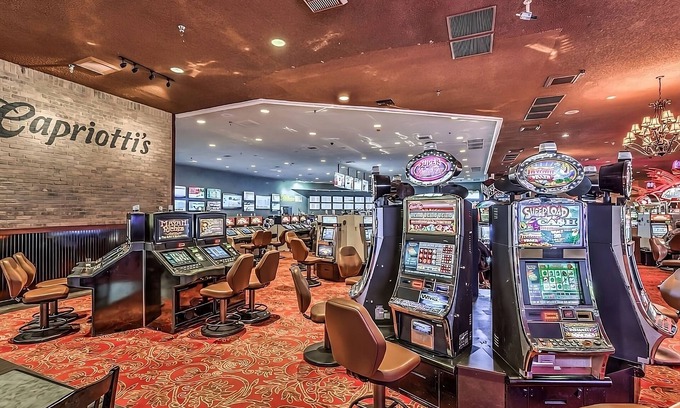 Laughlin Hotel | 1 x Sedona River View Queen Smoking Room at Edgewater Casino Resort