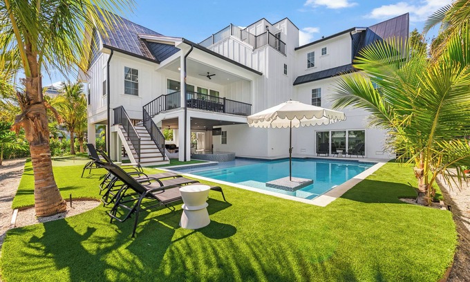 Bradenton Beach House | 10 Bed Home with Rooftop Deck, Pool, Putting green! Close to Beach and Shops