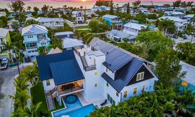 Bradenton Beach House | 10 Bedroom Home with Rooftop Deck, Pool, and Putting green! Close to Beach and S