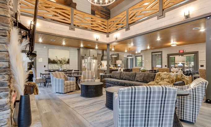 Gatlinburg - Pigeon Forge Cabin | 10 Bedroom Luxury Cabin in the Arts and Crafts Community!