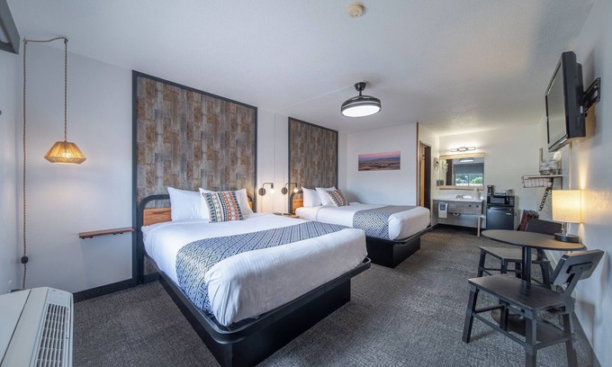 Pinnacles Entrance Badlands Hotel | 10-Hansen Inn & Cabins, Room, Double Queen, 2nd Floor, Dog Friendly, No Smoking