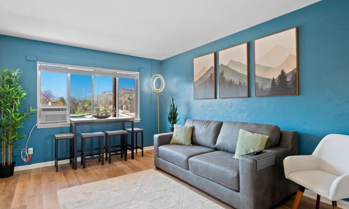 Golden Apartment | 10 min Red Rocks | Family Friendly | Bike Storage
