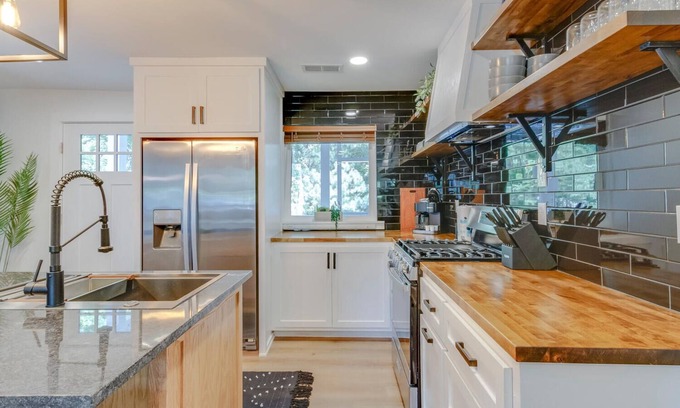 Woodbine House | 10 Min to Downtown- Large Patio- Basketball Game
