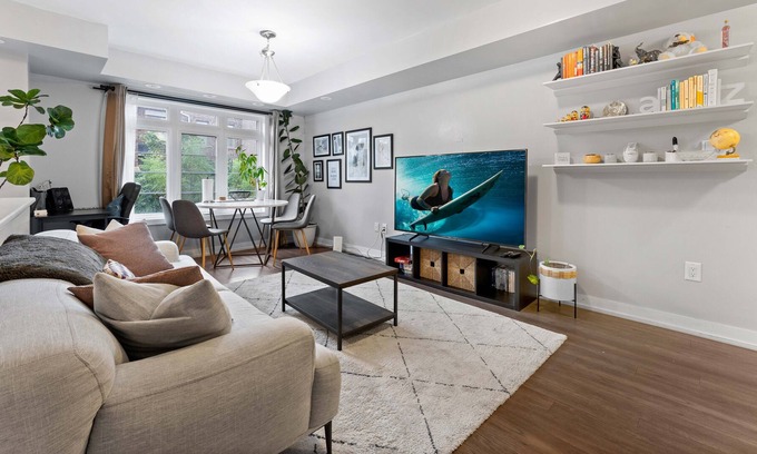North York Condo | 10 min YYZ and Yorkdale Mall | Townhouse w/ 2 Heated Parking Spots