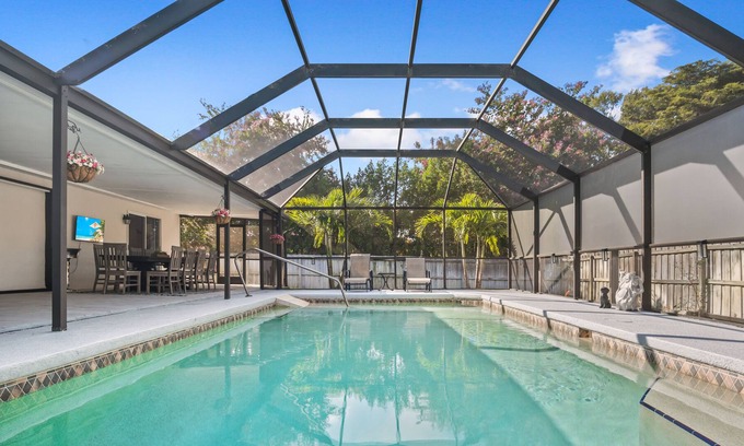 Palm River Estates House | 10 mins away from beach and Mercato/ The Heart of Naples