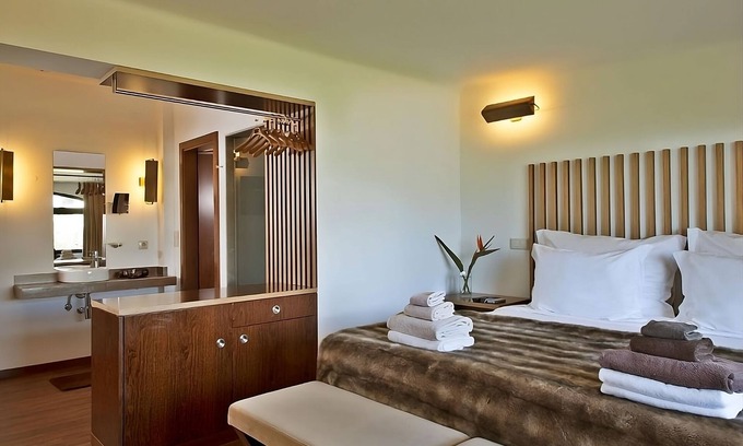 Albufeira Hotel | 10-Minute Walk from São Rafael Beach! Free Parking, Outdoor Swimming Pools!