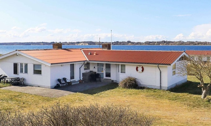 Hvalpsund House | 10 person holiday home in Farsø-By Traum