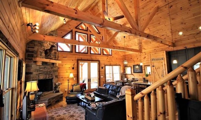 Franklin Cabin | 100 acres Nature lover’s PARADISE. hilly hiking trails & creeks. Upscale Cabin!