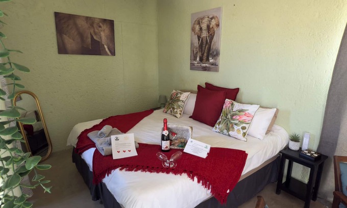 Uis Cottage | 100% Green Eco with solar Brandberg view and stargazing, cottage nestled in Uis.